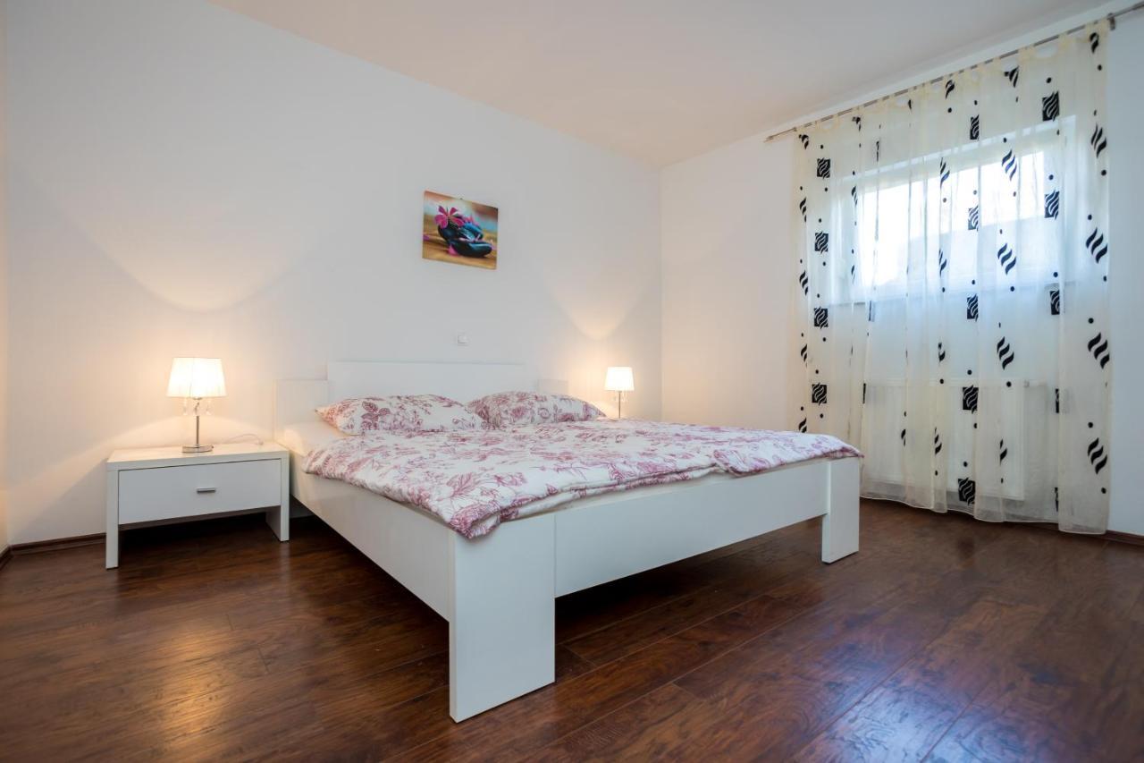 Apartmani Sandra Malinska Sveti Vid-Miholjice Exterior photo