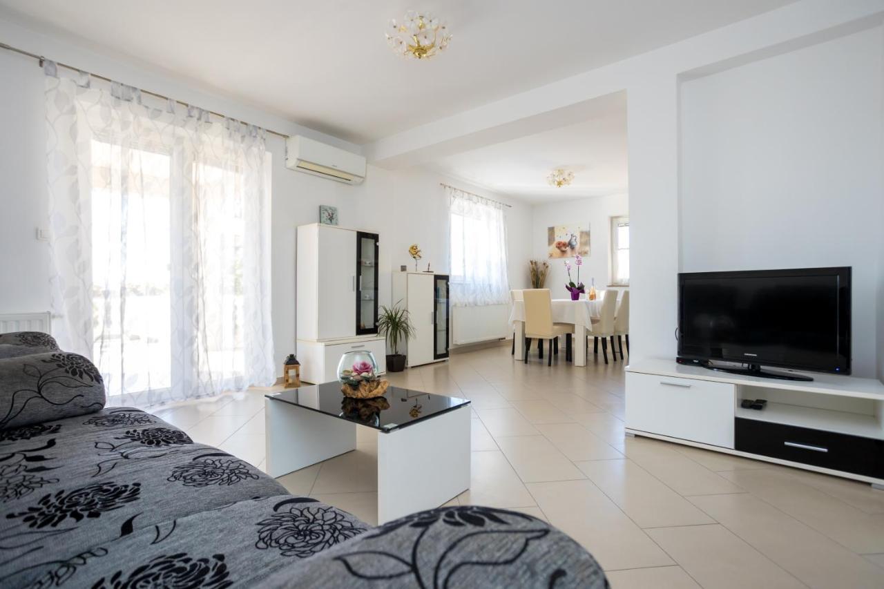 Apartmani Sandra Malinska Sveti Vid-Miholjice Exterior photo
