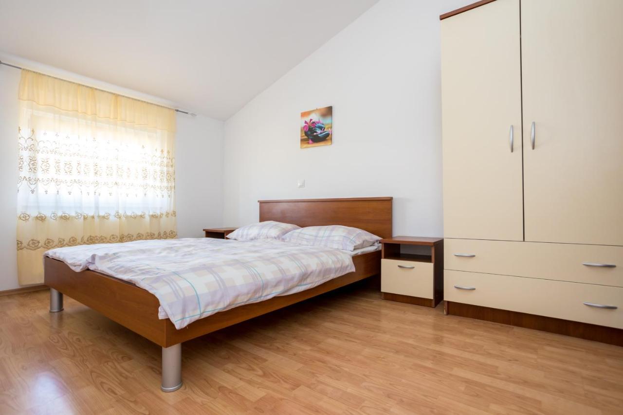 Apartmani Sandra Malinska Sveti Vid-Miholjice Exterior photo